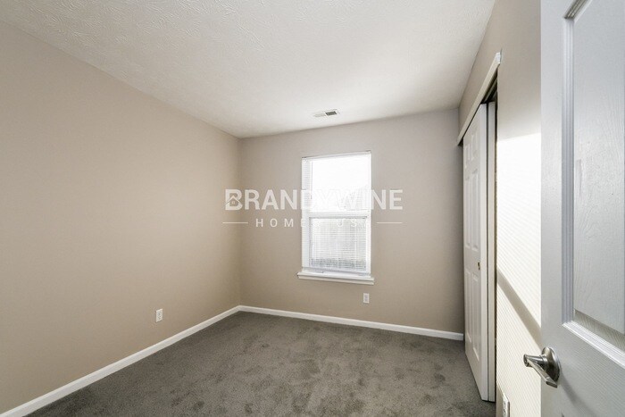 Building Photo - 3231 Village Park N Dr