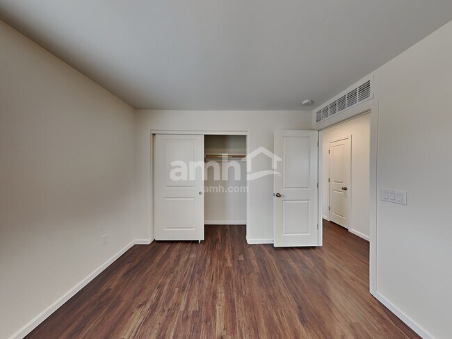 Building Photo - 854 E Artesia Pl
