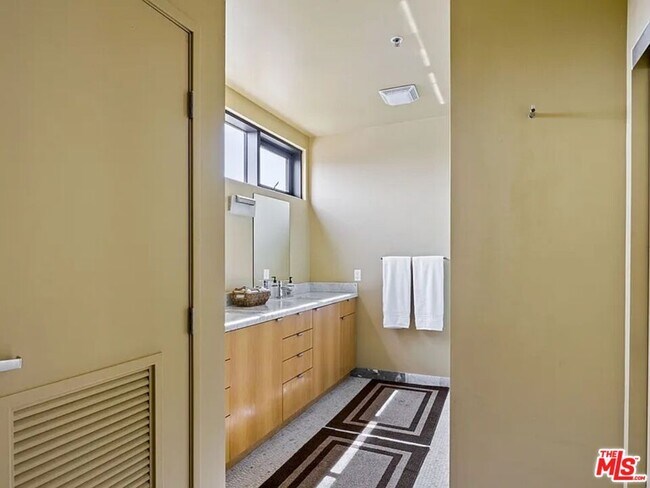 Building Photo - 815 Hampton Dr