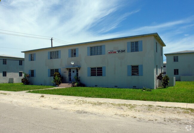 Building Photo - Delux Court Apartments