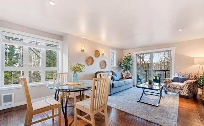 Building Photo - Luxurious, Bright and Meticulously Maintained 2 Bed and 2 Bath Condo