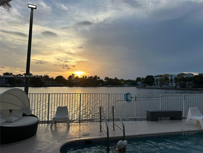 Building Photo - 5880 Collins Ave
