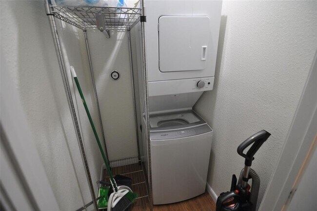 Building Photo - 2207 Leon St