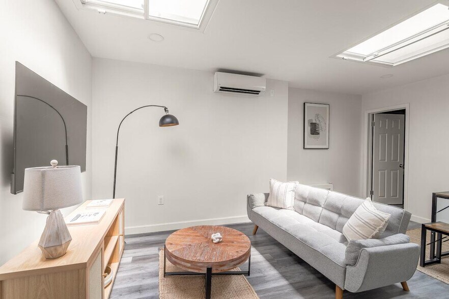 Building Photo - 218 E 104th St