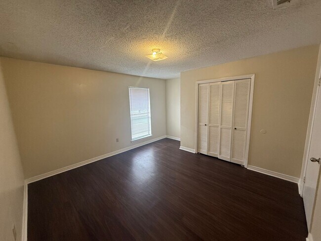 Building Photo - 3033 Toulon Dr