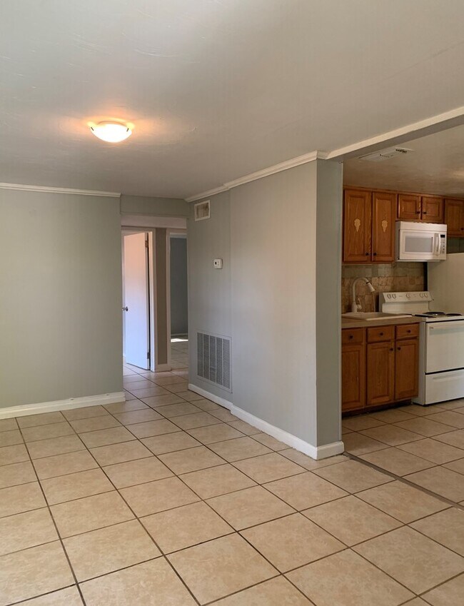 Building Photo - Spacious 3 Bedroom Home Near River City Marketplace