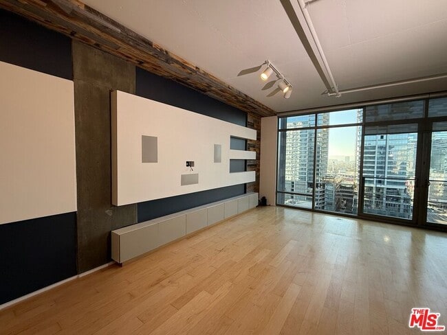 Building Photo - 1100 S Hope St