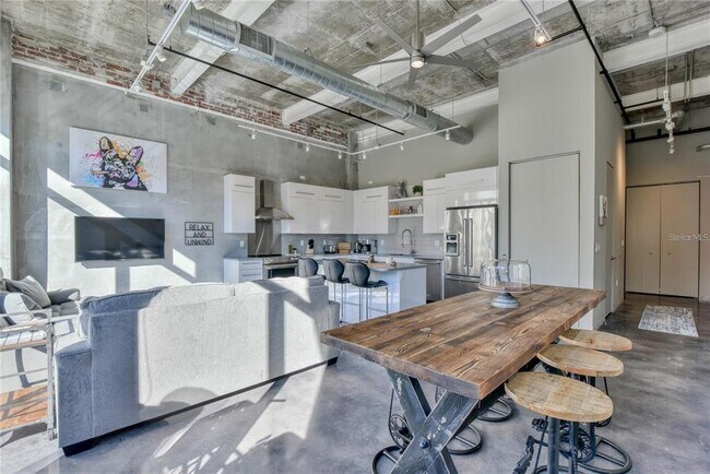 Building Photo - 302 SE Broadway St