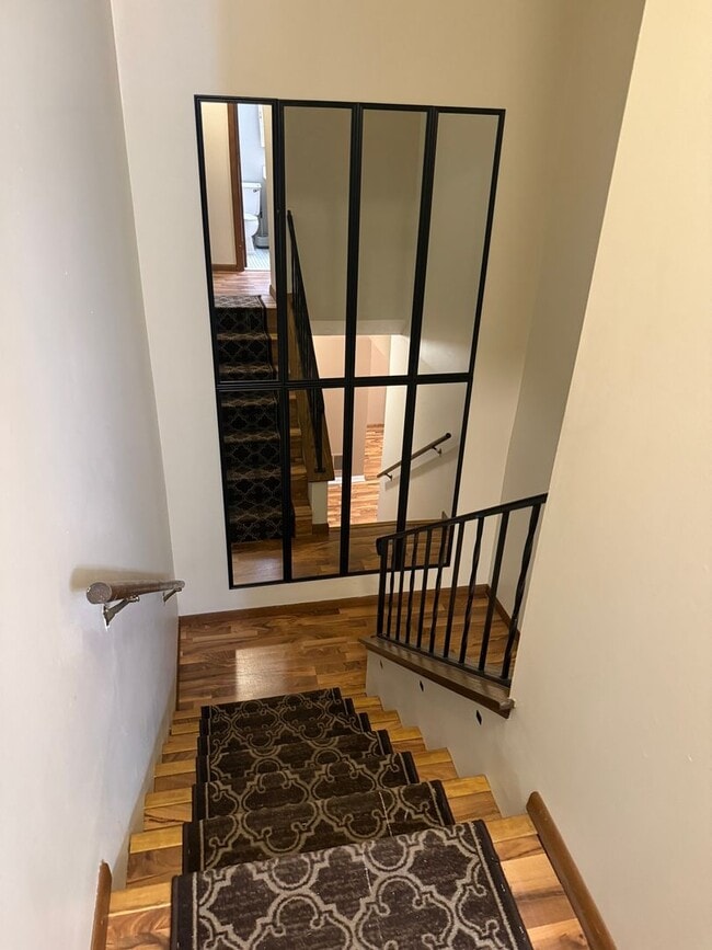 Building Photo - Great 3 bedroom, 1 Bathroom Side by Side T...