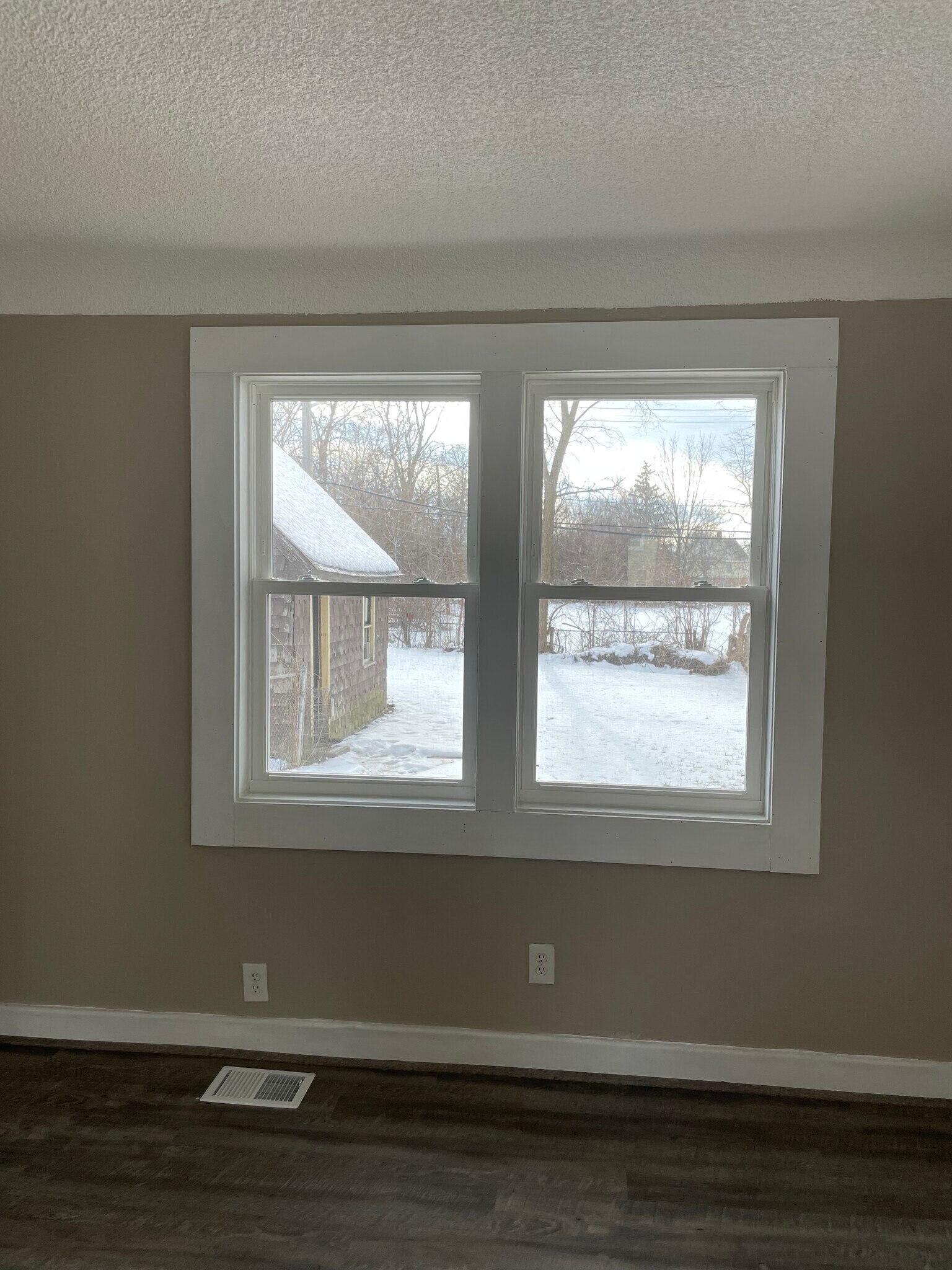 Building Photo - 592 E Montcalm St