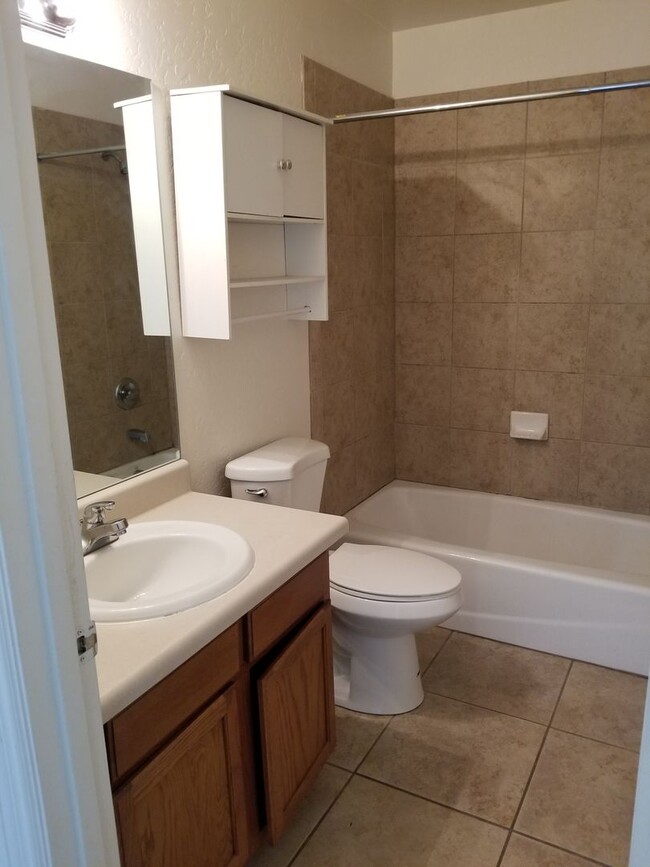 Building Photo - Westside 4 Bed, 2.75 Bath Townhouse w/Gara...