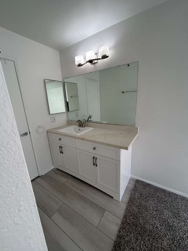 Building Photo - Renovated and Spacious, 1 bed 1 bath condo on 2nd floor! Move In Ready! First Month Free Rent!