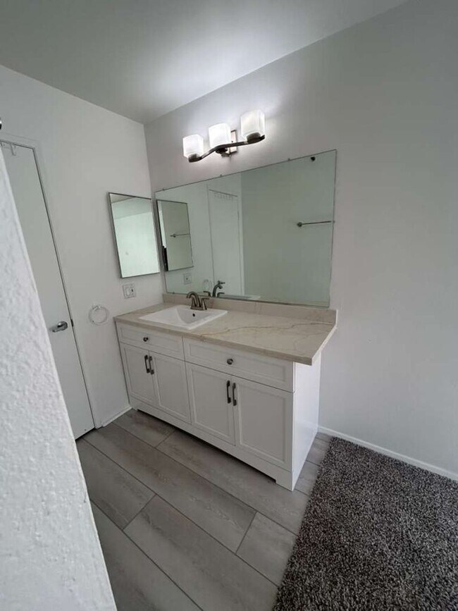 Building Photo - Renovated and Spacious, 1 bed 1 bath condo on 2nd floor! Move In Ready!