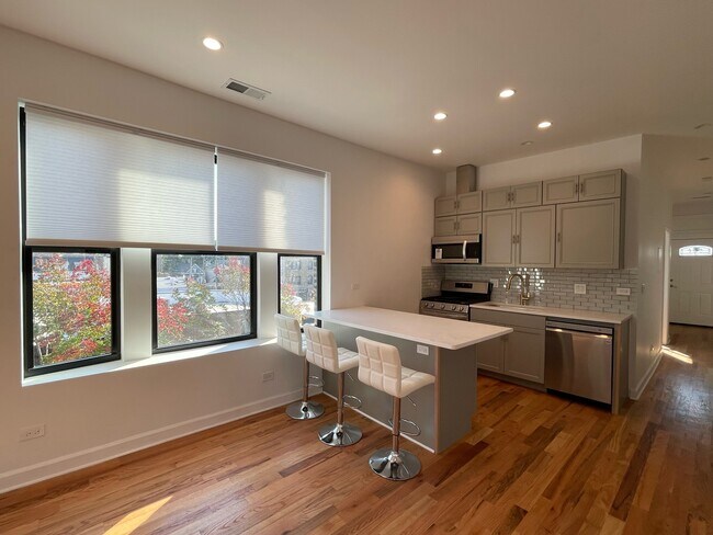 Building Photo - 4410 N Western Ave