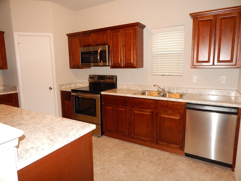 Awesome kitchen with stainless steel appliances. - 5074 W Claxton Circle