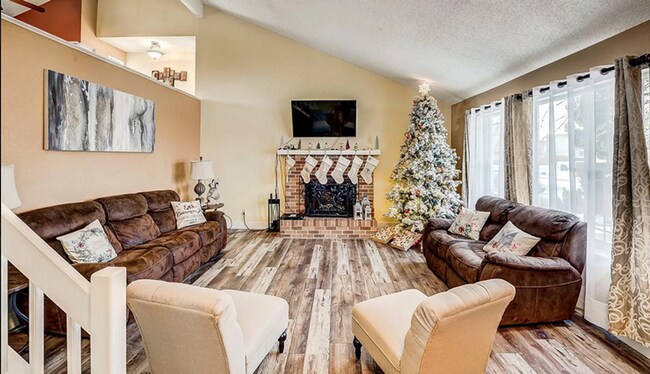 Building Photo - Huge room in a large shared home, private bathroom, great neighborhood, friendly roommates!