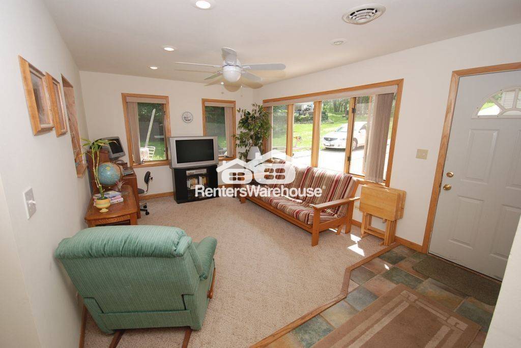 Building Photo - 2310 N Lake Dr
