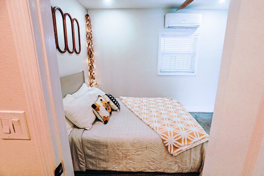 Building Photo - 6007 N Orange Blossom Ave