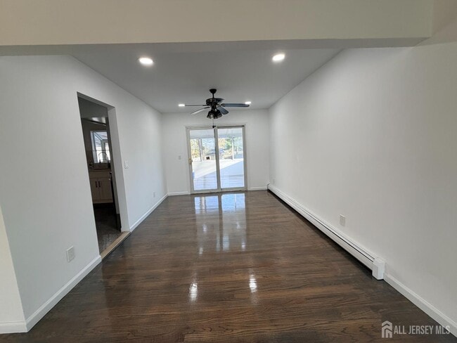 Building Photo - 2460 Woodbridge Ave