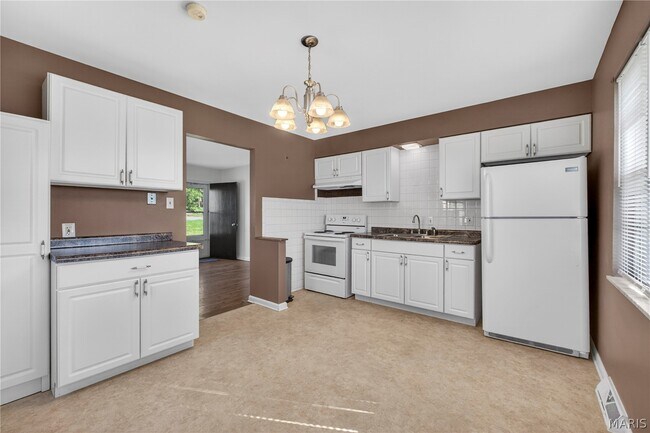 Building Photo - 21 Fern Ridge Ave