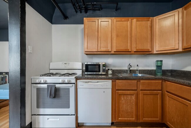 Building Photo - 1423 W Addison St