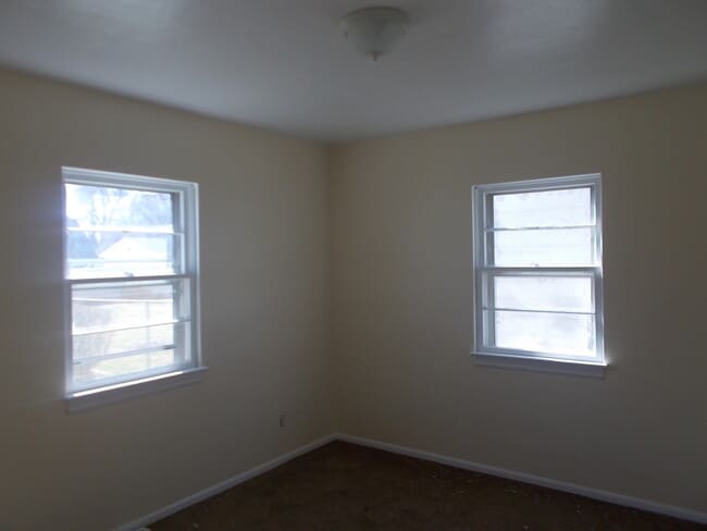Building Photo - 2 Bedroom House with a 2 Car Garage