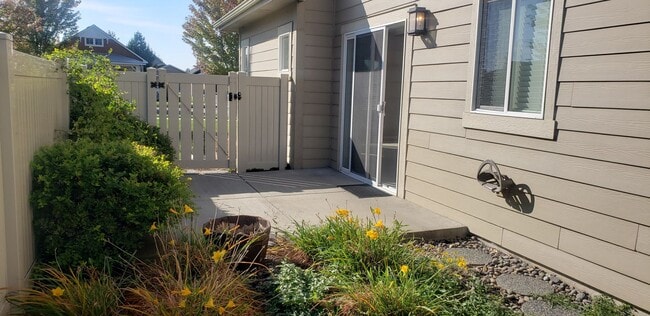 Building Photo - Rare Liberty Lake Townhome in Rocky Hill – 3 Bed, 2.5 Bath End Unit Available July 15th