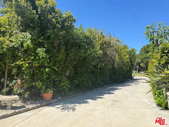 Building Photo - 7814 Woodhall Ave