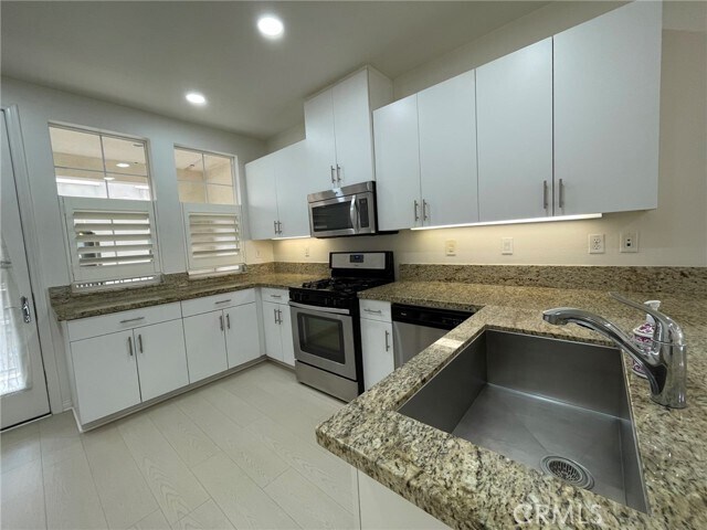 Building Photo - 810 The Promenade