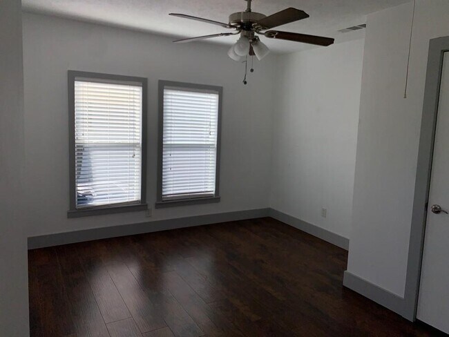 Building Photo - 722 S Winnetka Ave