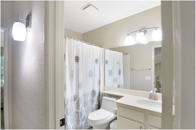 Building Photo - 2 Bedroom Condo In Malvern Creek!