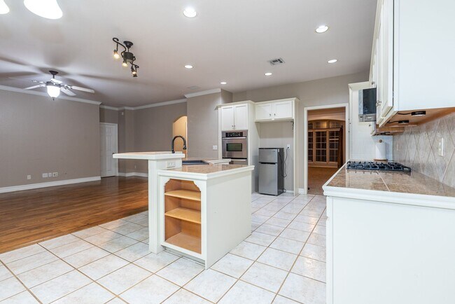 Building Photo - 5 Bed / 2.5 Bath in South Tulsa!