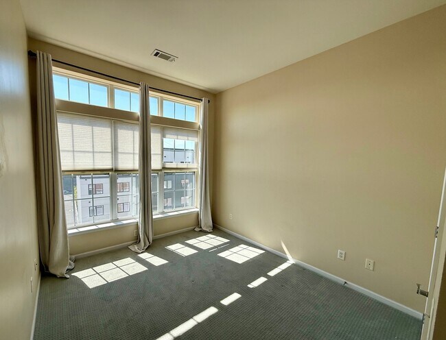 Building Photo - 850 E Main St