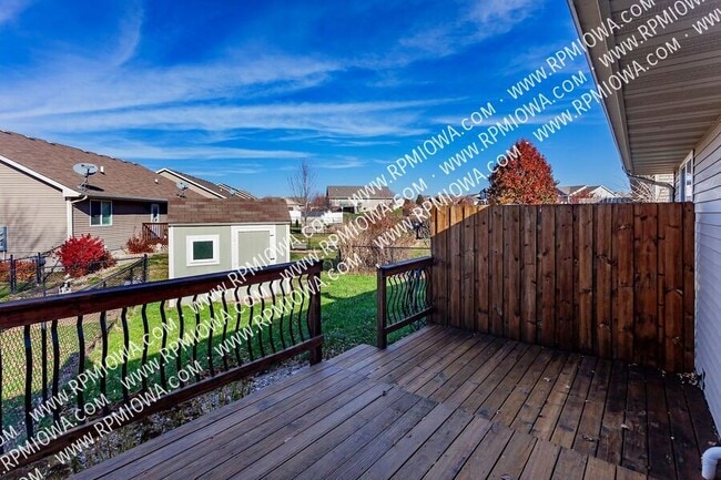 Building Photo - 738 NE Spring St