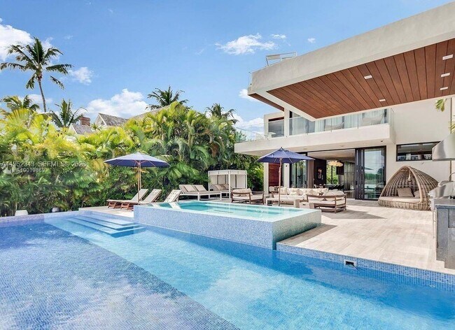 Building Photo - 321 E Dilido Dr