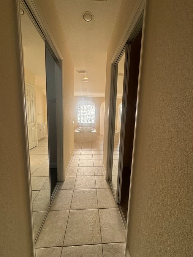 Building Photo - 401 SW 33rd Ave