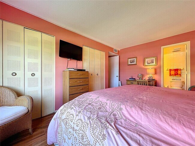 Building Photo - 4650 Cove Cir