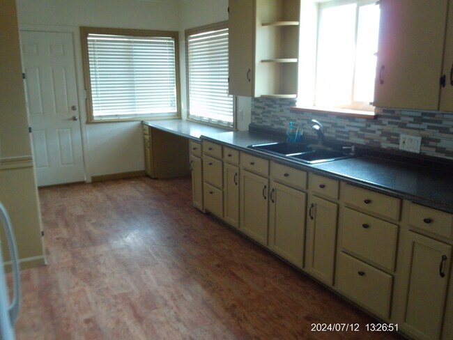 Building Photo - 916 12th St