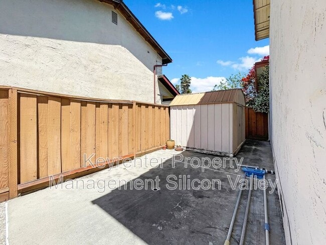 Building Photo - 1293 Knollview Dr