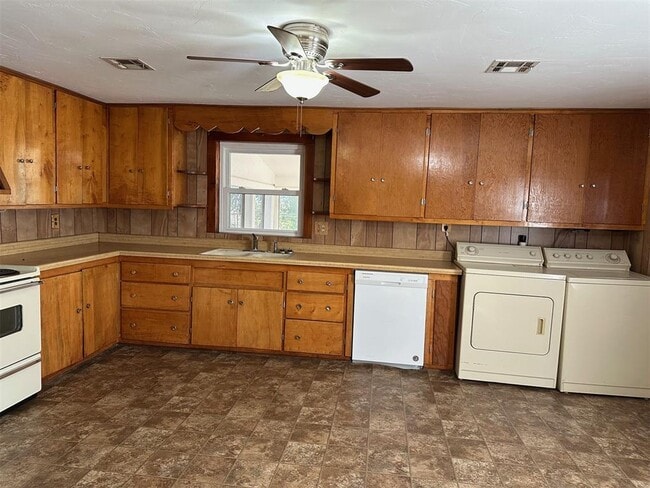 Building Photo - 1424 S Academy Rd