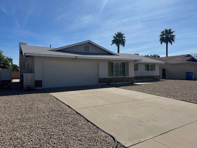 Building Photo - Spacious 3 bedroom, 2 bathroom home with 1,635 square feet in a convenient Central Phoenix locati...