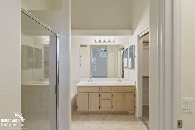 Building Photo - Charming 3Bdm 2Ba Home with Private Backyard!