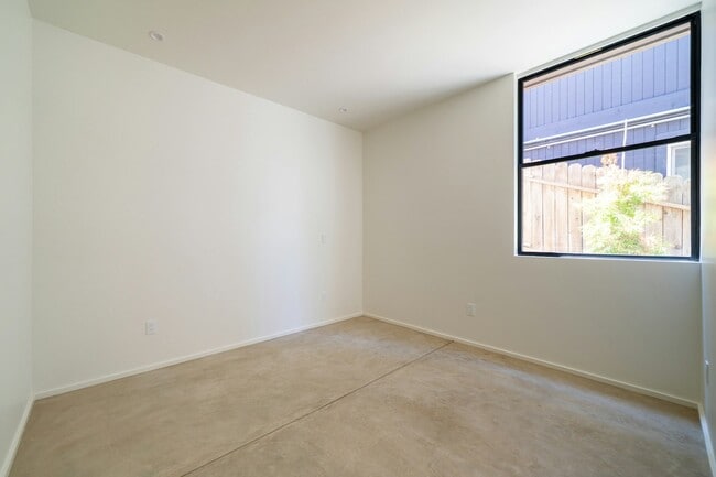 Building Photo - 3674 Godsall Ln