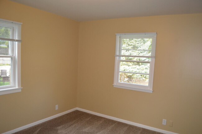 Building Photo - 1110 S Shore Dr