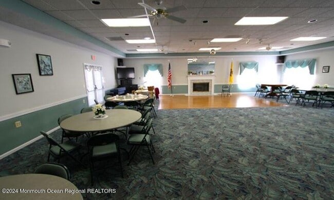 Building Photo - 145 Pine Oak Blvd