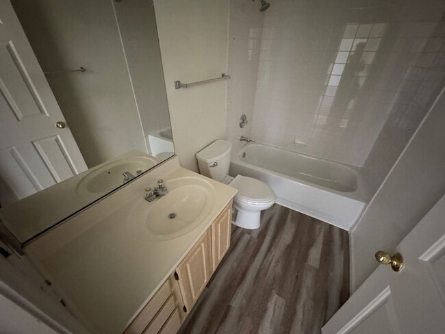 Building Photo - Awesome Three bedroom 2 1/2 townhouse in a gated community