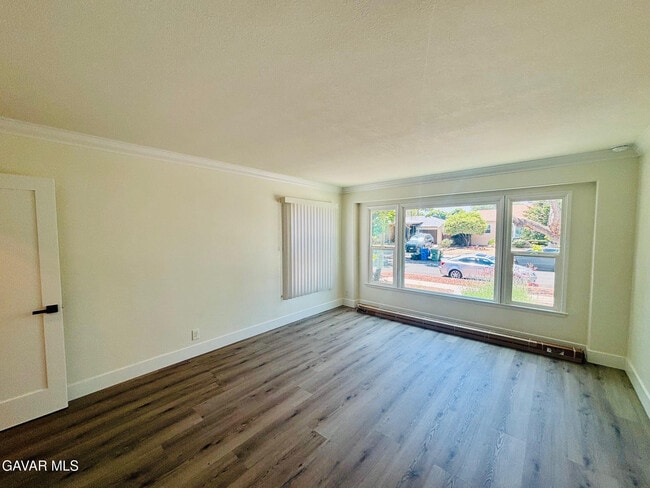 Building Photo - 6533 Balcom Ave
