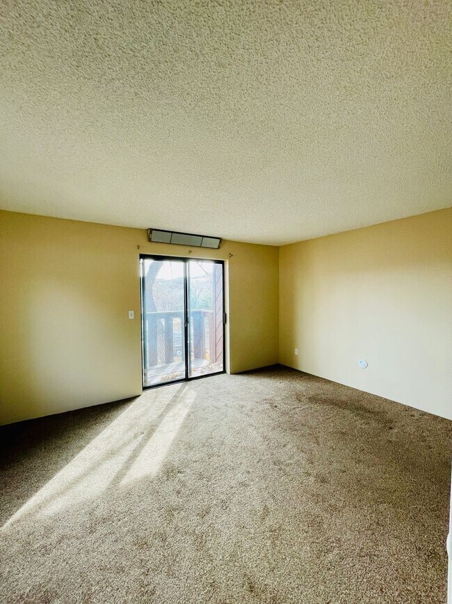 Building Photo - 4 Bedroom Town-home Near Downtown Golden A...