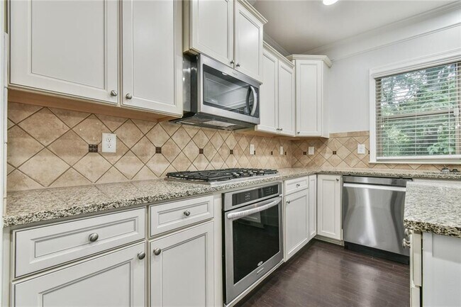 Building Photo - 1518 Woodbridge Way NE