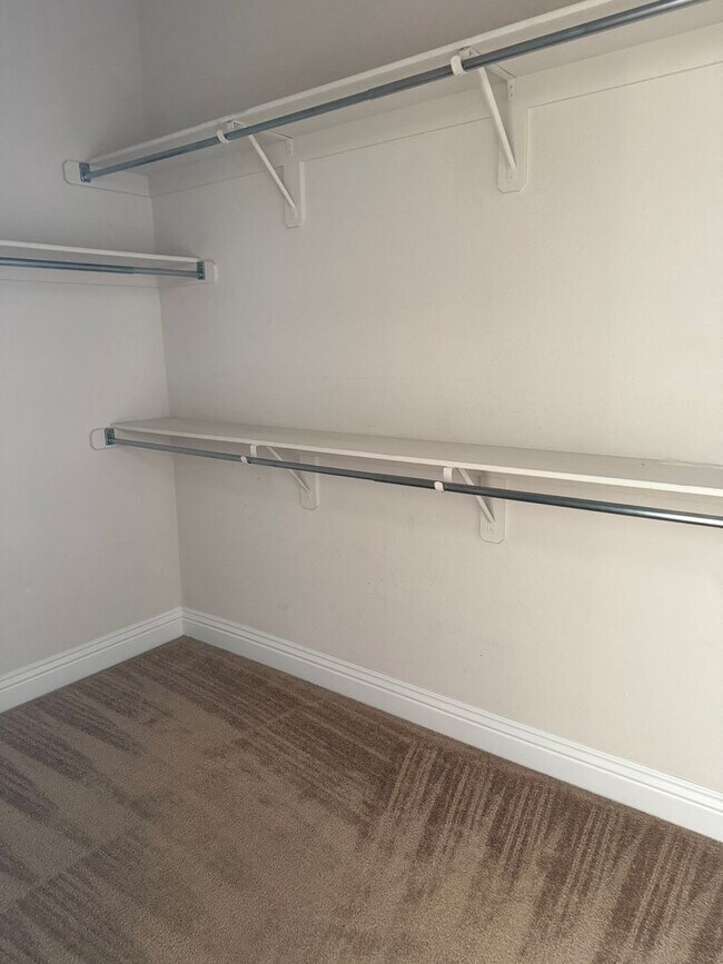 Building Photo - Fabulous Floor-Plan in Paradise Court!